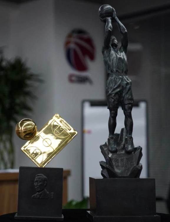 九游体育官方入口-【夜读】又双叒扔队长袖标 C罗你就不能长点心吗？