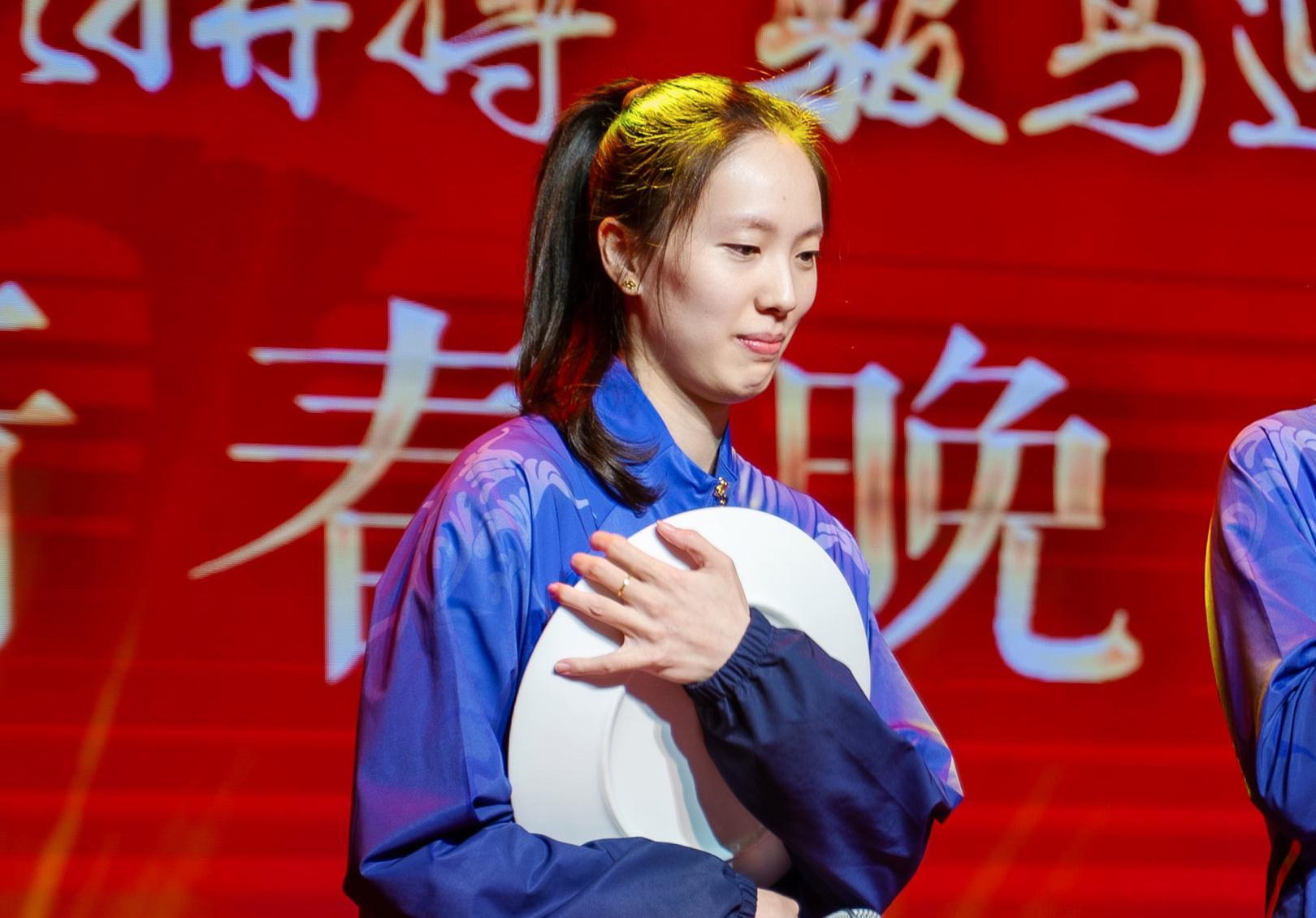 泪目!30岁中国女排世界冠军退役:又美又能打,郎平助她跃升